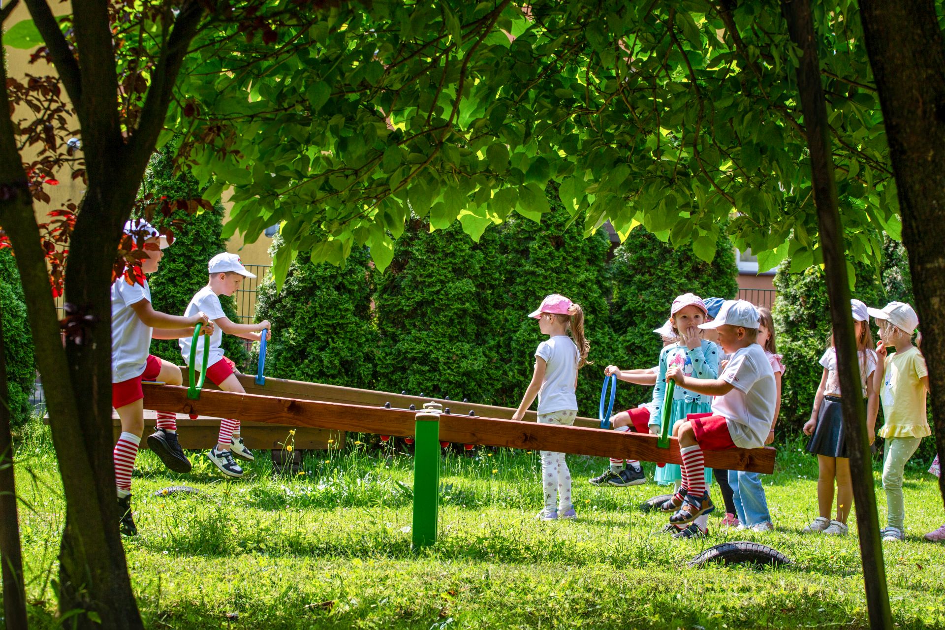 Dzieci na przedszkolnym placu zabaw