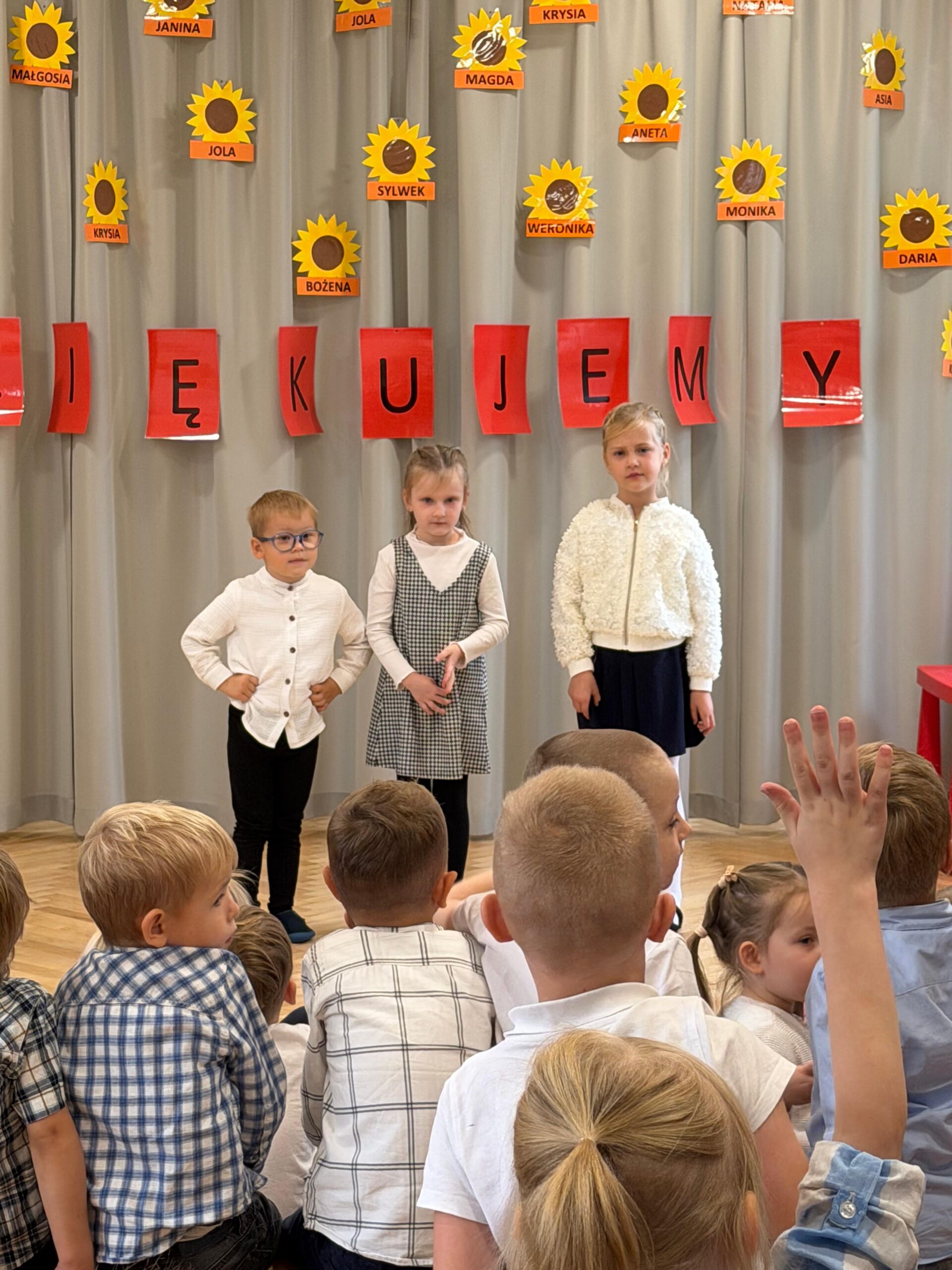 Dzień Edukacji Narodowej – podziękowania, uśmiechy i wspólne świętowanie
